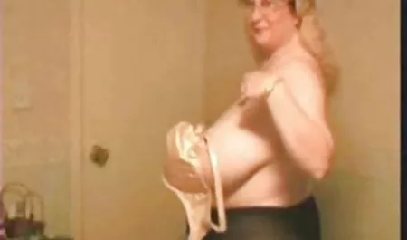 Lesbian muda menjilat vaginanya dalam pose bokep onlen sedarah 69