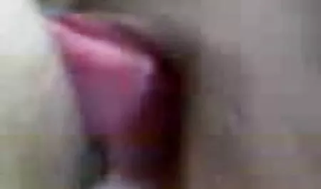 Butt plug hitam tebal di pantat ngento online besar brunette seksi