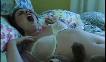 Lesbian kecoklatan menjilat lembut vagina bokeb online xxx manis di dekat kolam renang