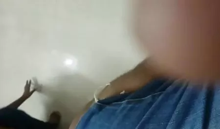 Dia menyebar bokep online tante semok tetangga Rusia untuk blowjob di teras