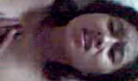 Kecantikan yang ganas, setelah mengundang beberapa pacar muda ke apartemennya, menempatkan orang-orang yang bersemangat di bawah dinding dan secara inspiratif menghisap anggota mereka yang menonjol dengan video online bokep tante bibir mereka yang panas dan cekatan.