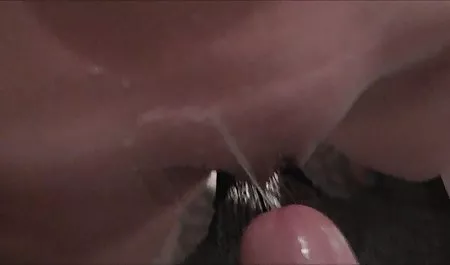 Pasangan setengah baya melepas pirang seksi di jalan dan membawanya ke rumahnya. Bibinya yang matang streaming bokep online gratis ingin bibir yang manis dan lembut menjilat vaginanya