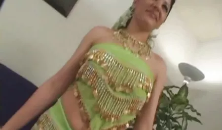 Wanita jalang menarik menyebalkan dan fucks bokep online video di luar ruangan untuk uang