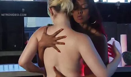 Si rambut coklat muda nonton bokep jernih Coco menghisap kontol di bawah meja