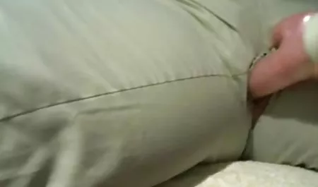 Anak ayam kecil yang lucu menunjukkan lubang hokep online sempit mereka di kamera