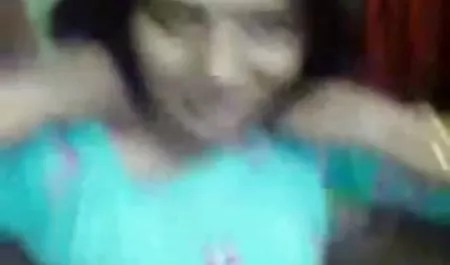 Dia menembak ponselnya seperti pelacur meniduri dirinya sendiri vidios bokep online dildo
