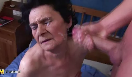 Brunette menari di nonton online boke rumah bersama temannya dan mengibas-ngibaskan pantatnya di depan pacarnya yang ingin berhubungan seks dengannya