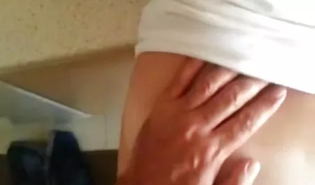 Cewek cantik mesum nonton bokep online negro dengan lembut di anal
