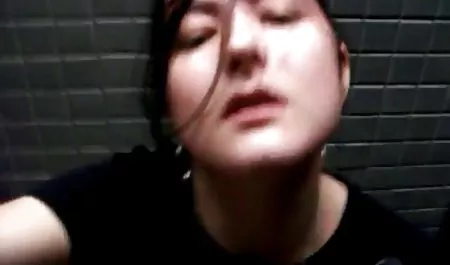 Ibu dewasa dalam pakaian dalam yang indah dan video bokep bule online pantat bulat mesum dengan seorang pria muda