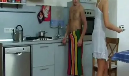 Ah, betapa indahnya kecantikan Afrika! Sudah waktunya bokep online pengantin baru bagi dia untuk mengocok susu hitam dan mengisap penis panjang