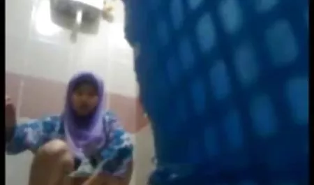 Pria botak bercinta dengan seorang pirang di vagina biokep online yang dicukur