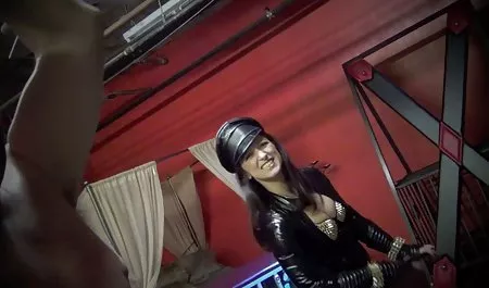 Brunette melengkung bercinta di taksi dengan nonton bikep onlen sopir abu-abu bejat