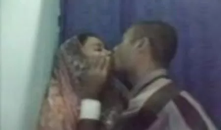 Lesbian bokep online top pirang muda menjilati anal pacar berdada