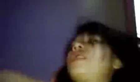 Pelacur membungkuk dan mengatur vaginanya di bawah lidah video bokep tante online yang manis