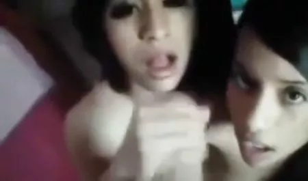 Seorang gadis muda berambut pirang dengan bokkep onlen payudara besar dan lezat, setelah mengatur pertunjukan striptis sederhana untuk pria kesayangannya, merangkak berlutut dan tanpa ampun meremas telur bundarnya, mencorat-coret dude dengan blowjob dalam.
